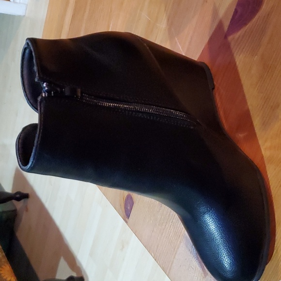 Black platform boots with side zipper - Picture 2 of 5